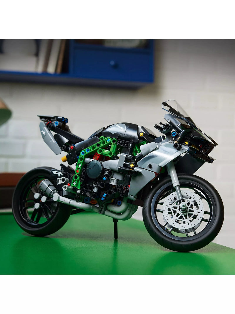 LEGO Kawasaki Ninja H2R Motorcycle model 643 pieces, UK version