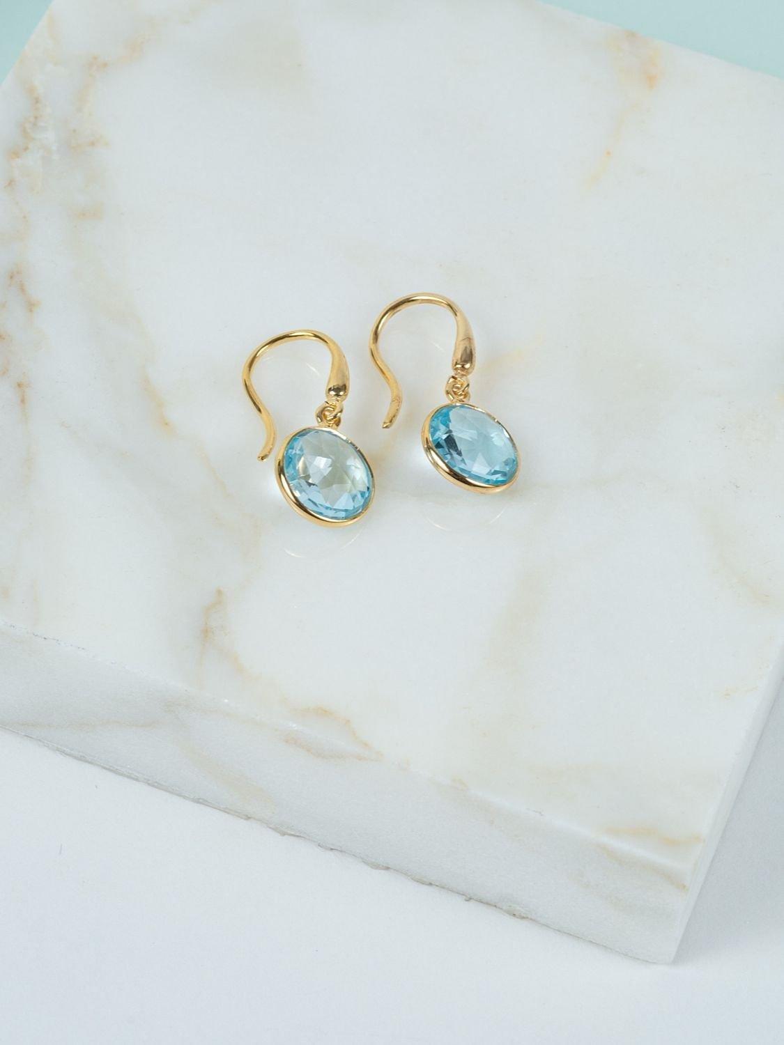 Boucles d'oreilles pendantes en topaze bleue plaquées or Auree, version UK