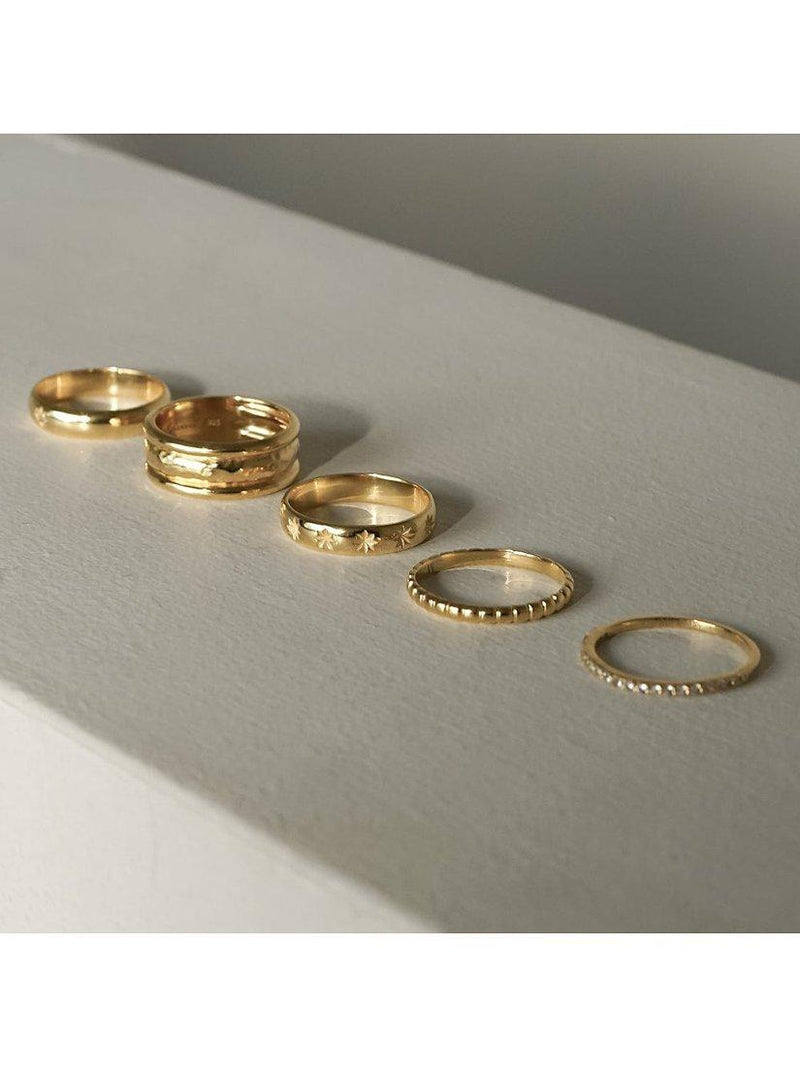 Daisy London gold ring with star engraving (British brand)