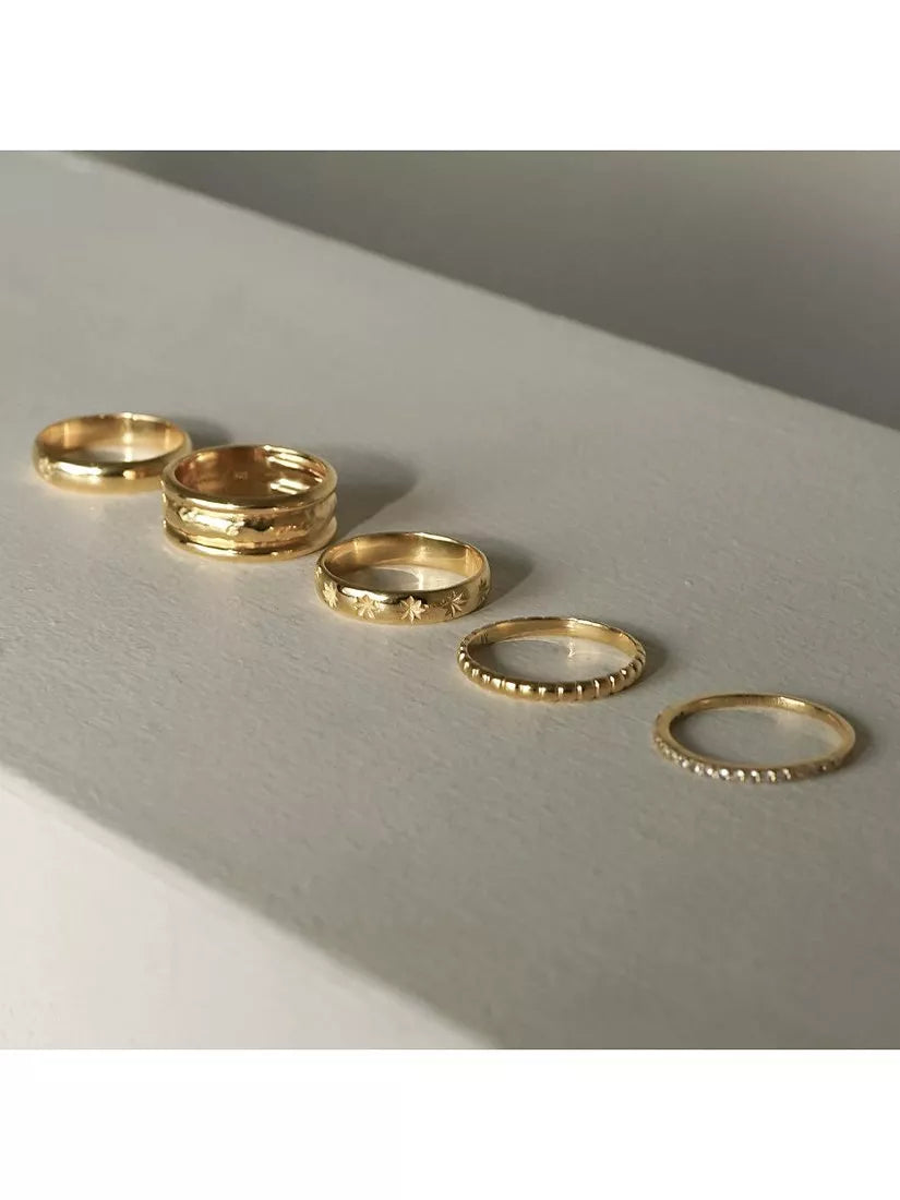 Daisy London gold ring with star engraving (British brand)