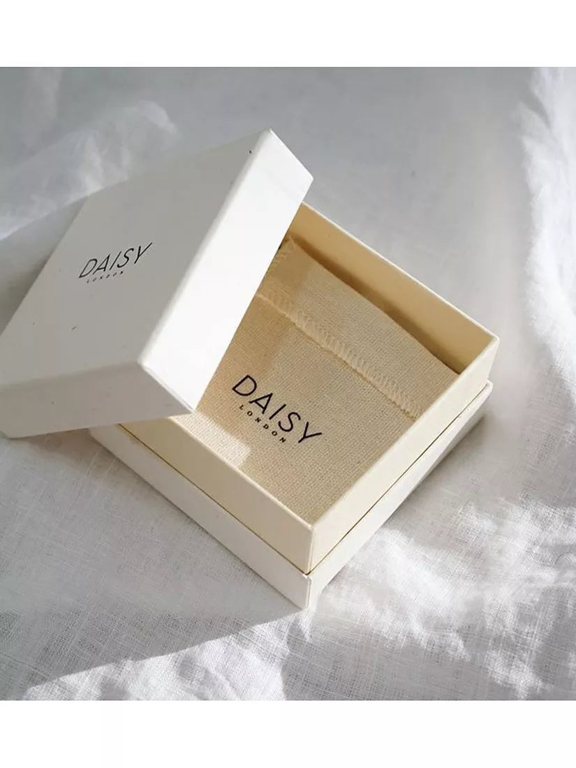 Daisy London gold ring with star engraving (British brand)