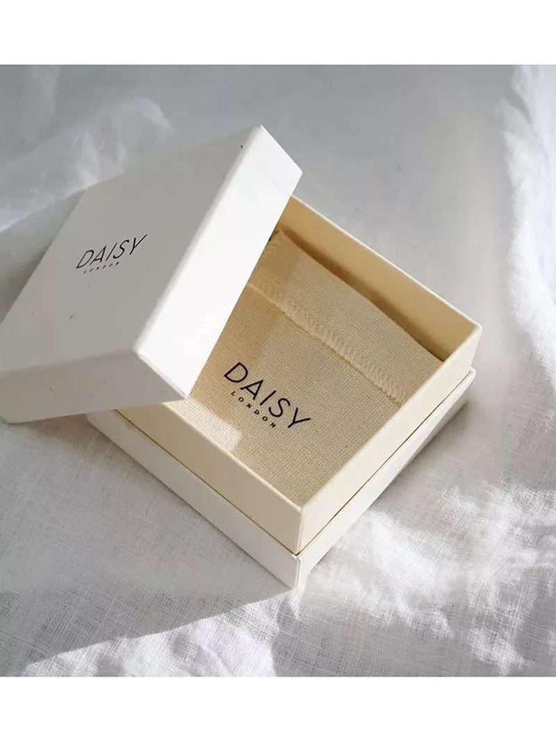 Daisy London gold ring with star engraving (British brand)