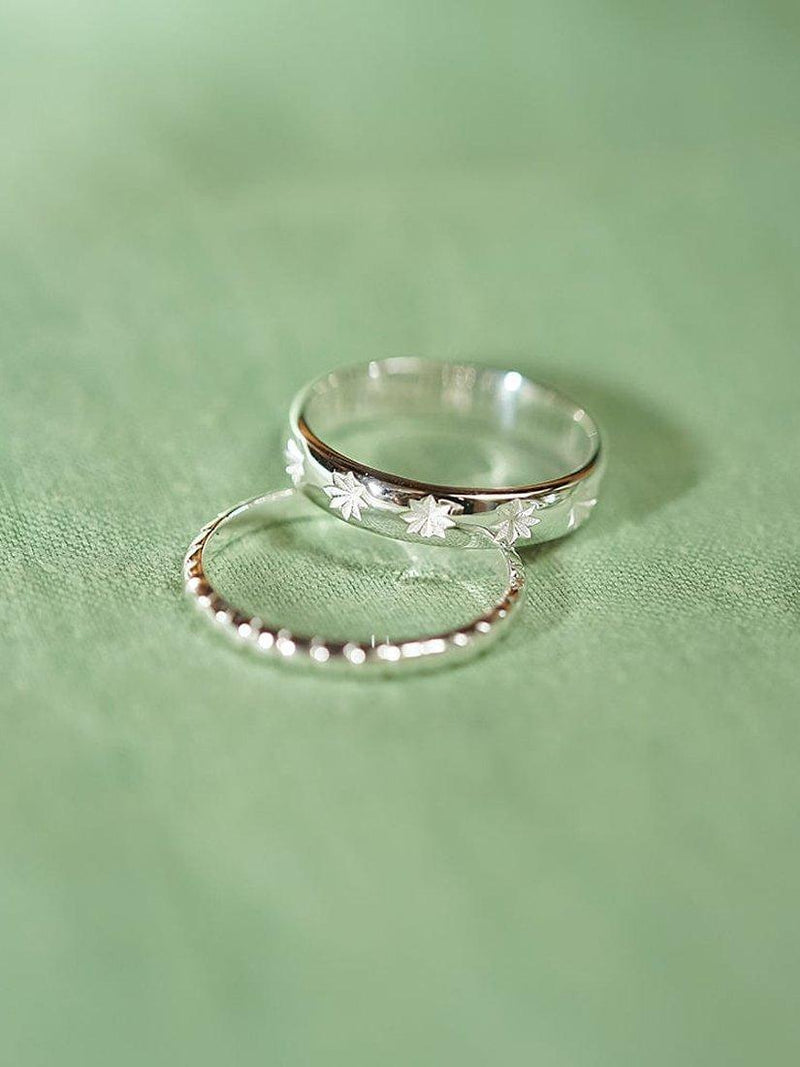 Daisy London Stern gravierter Bandring Silber, UK-Version