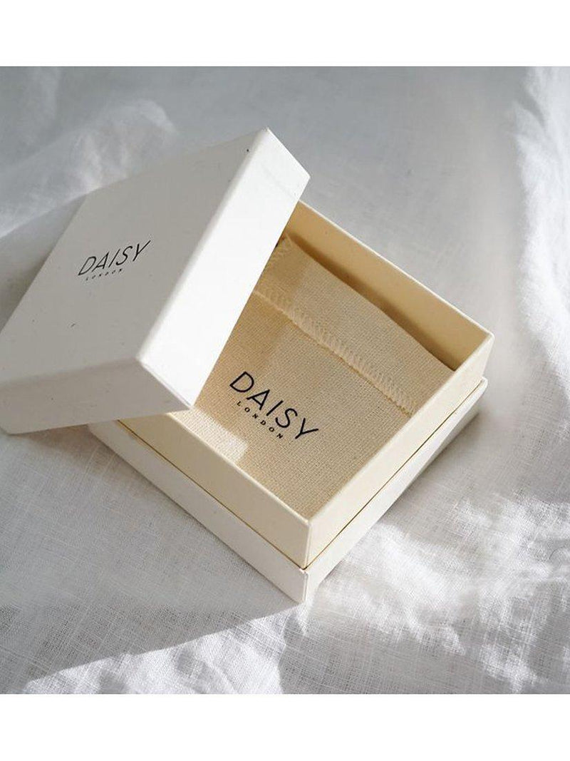 Daisy London Stern gravierter Bandring Silber, UK-Version