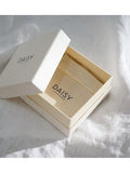 Daisy London Stern gravierter Bandring Silber, UK-Version