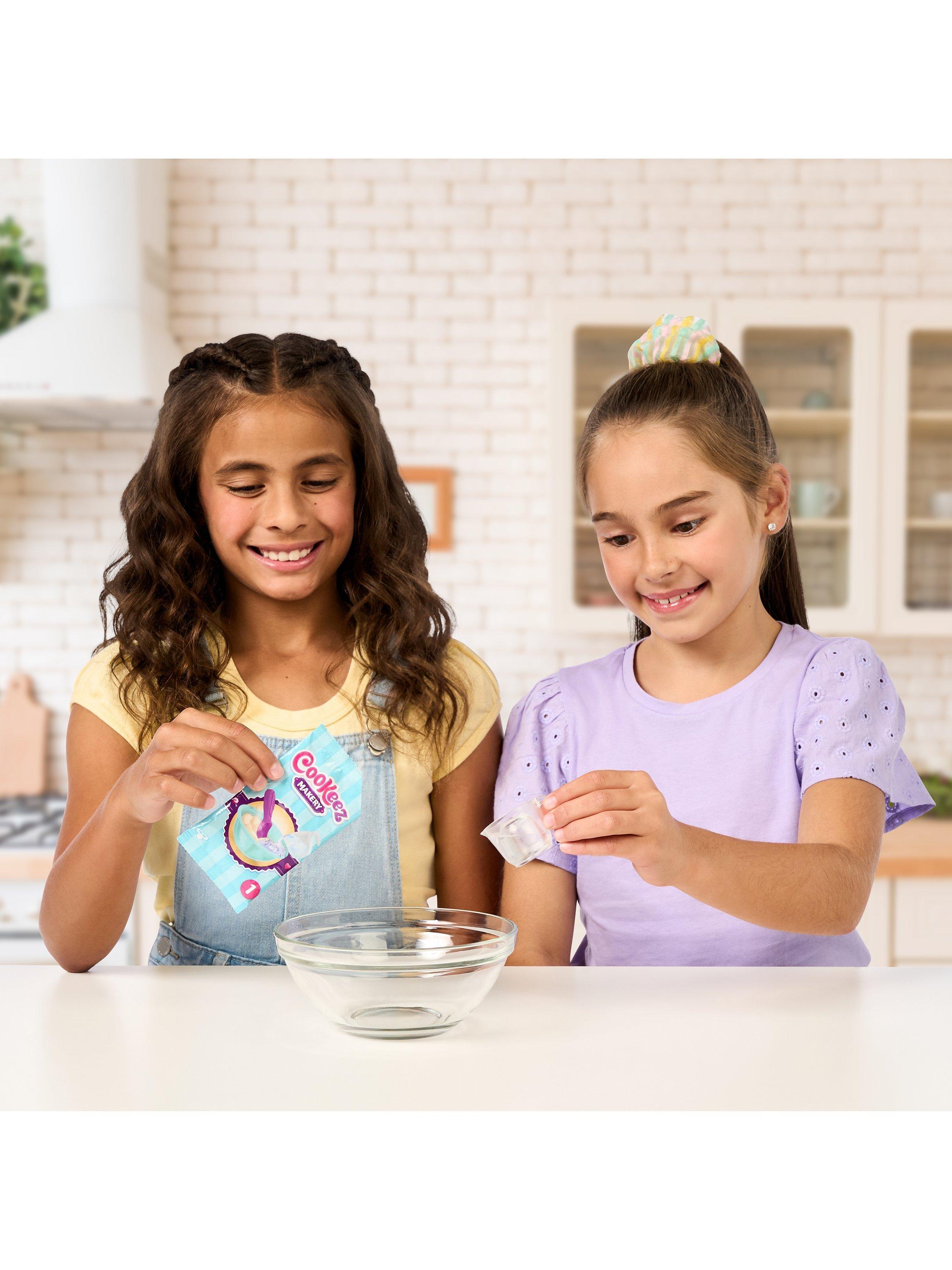 Cookeez Makery Freezy Cakez interactive toy playset - British product