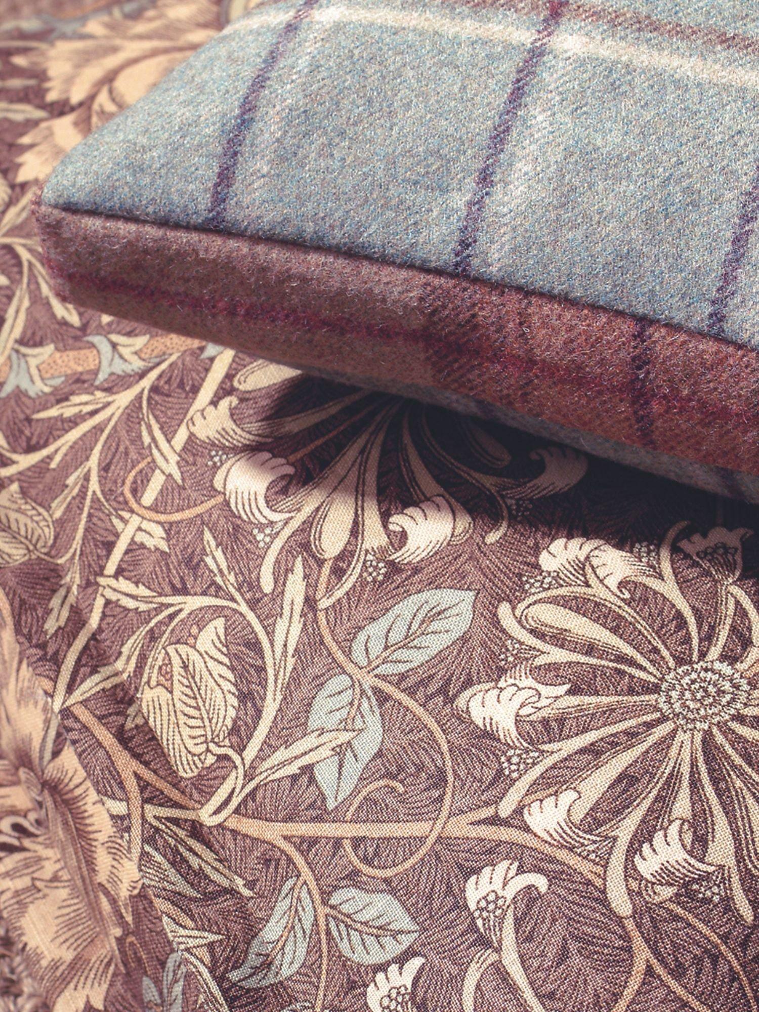 Morris & Co. Honeysuckle & Tulip furnishing fabric 137cm - British product