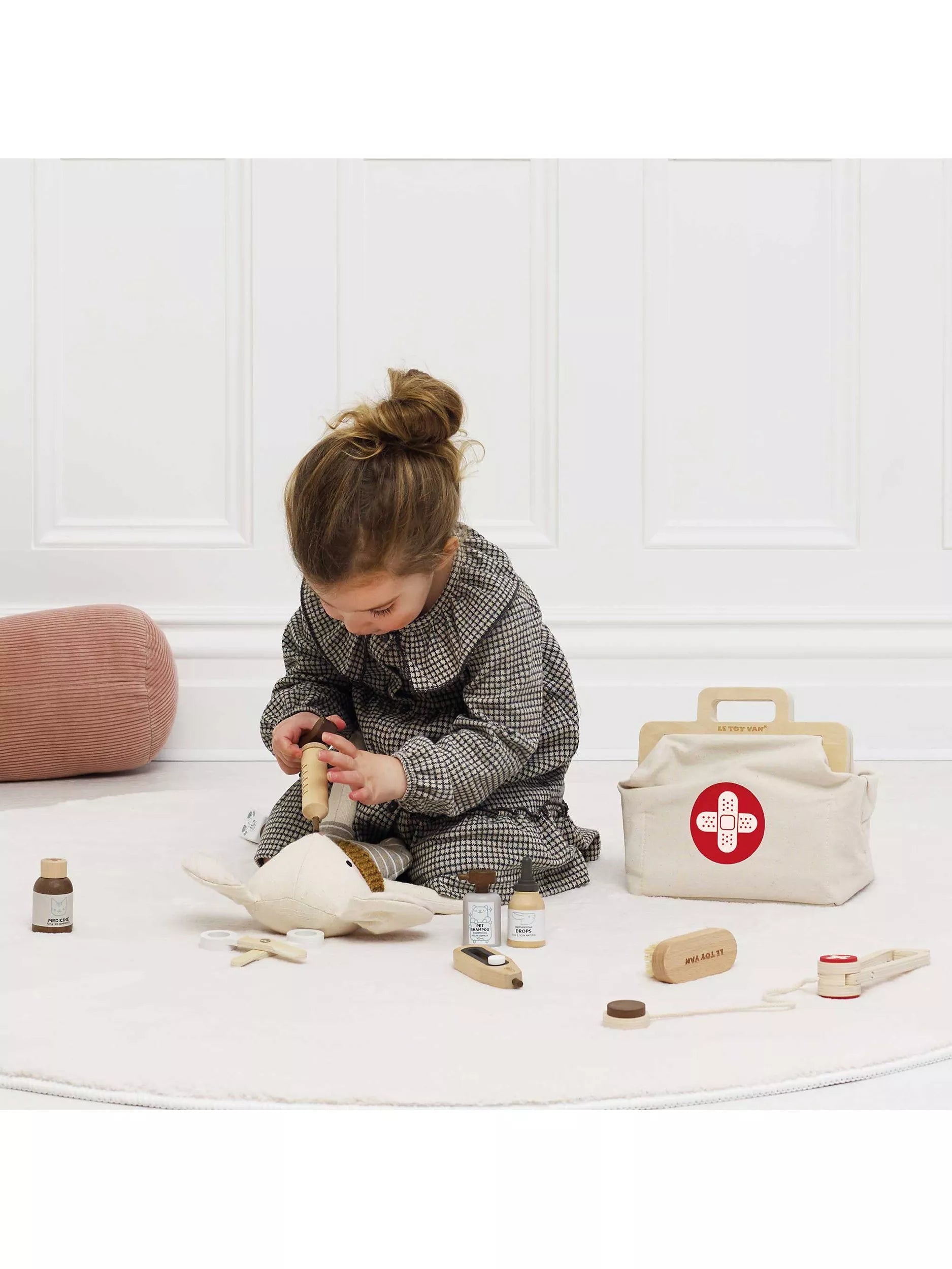 Le Toy Van animal veterinary role play set, UK version
