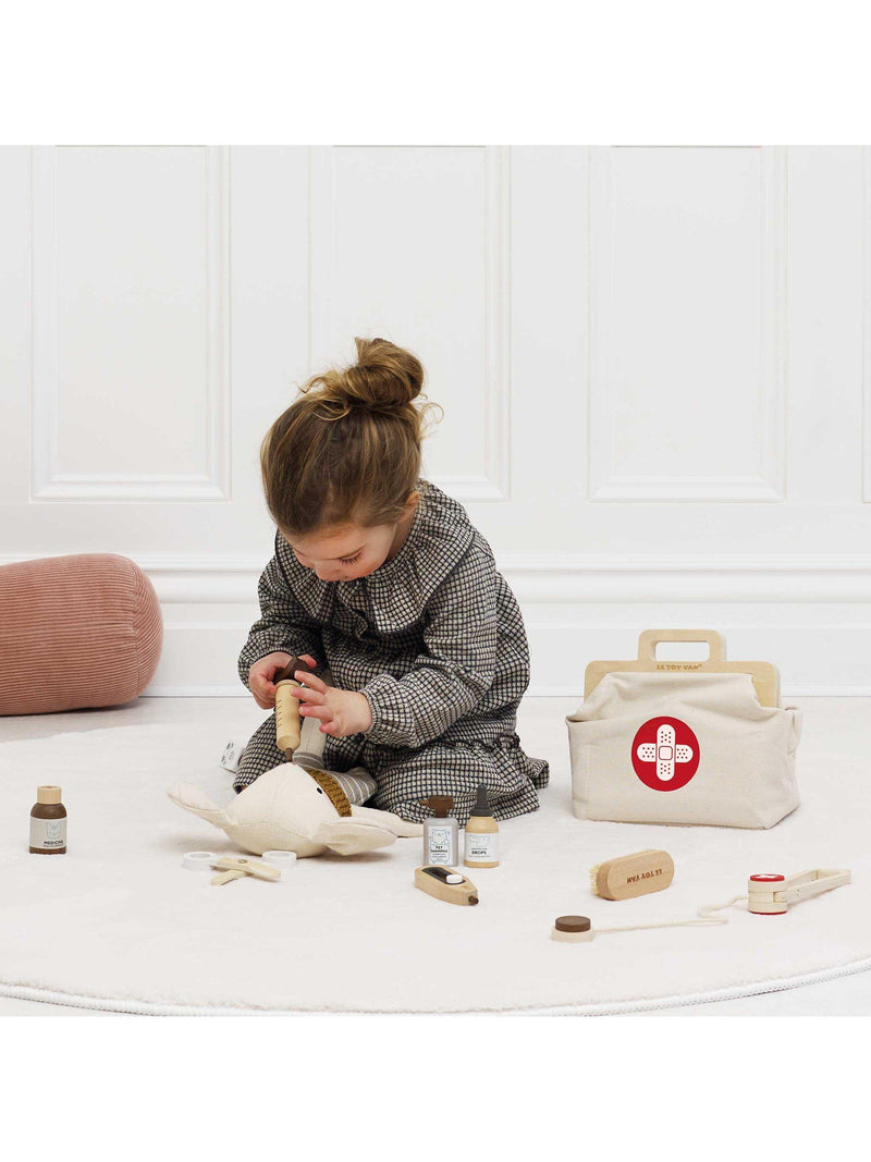 Le Toy Van animal veterinary role play set, UK version
