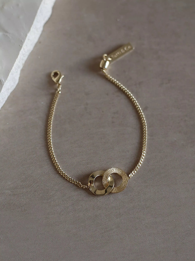 Tutti gold double loop chain bracelet with lobster clasp, UK version
