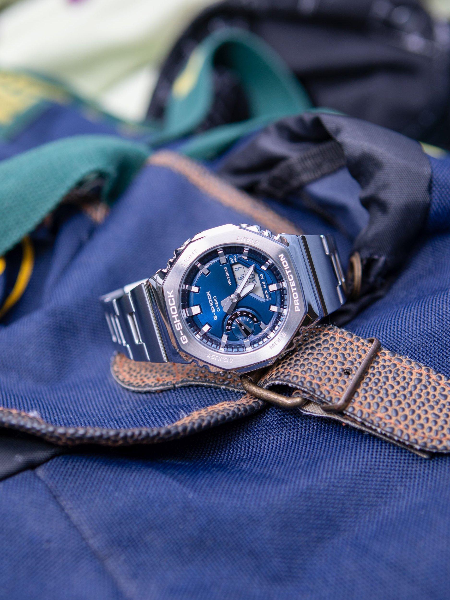 Casio G-SHOCK Herrenuhr blaues Zifferblatt Metallarmband, UK-Version