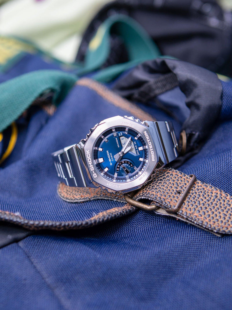 Casio G-SHOCK Herrenuhr blaues Zifferblatt Metallarmband, UK-Version