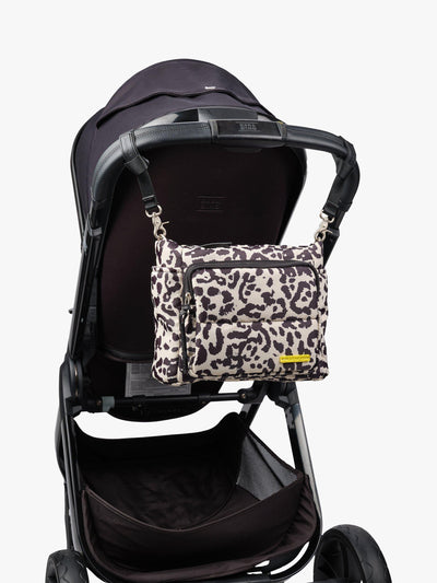 Kompakt stelleveske med leopardmønster for babyens nødvendigheter
