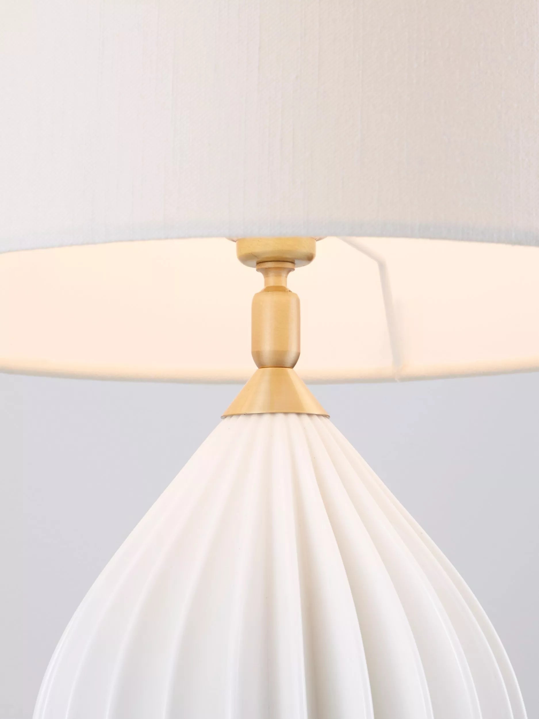 Original BTC Fin Queen table lamp natural (British brand)
