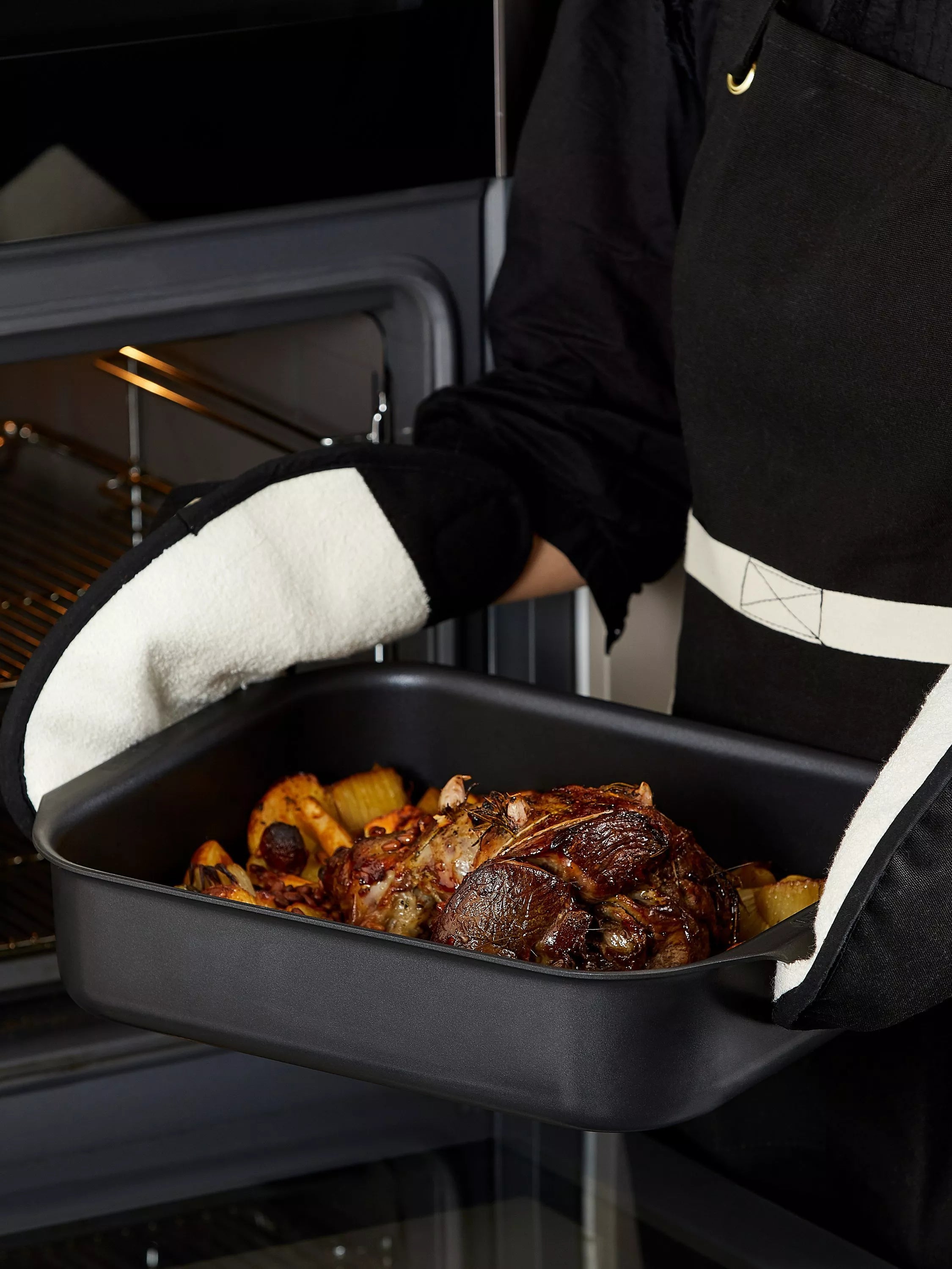 Le Creuset hard anodised aluminium non-stick square roasting tin 22cm, UK version