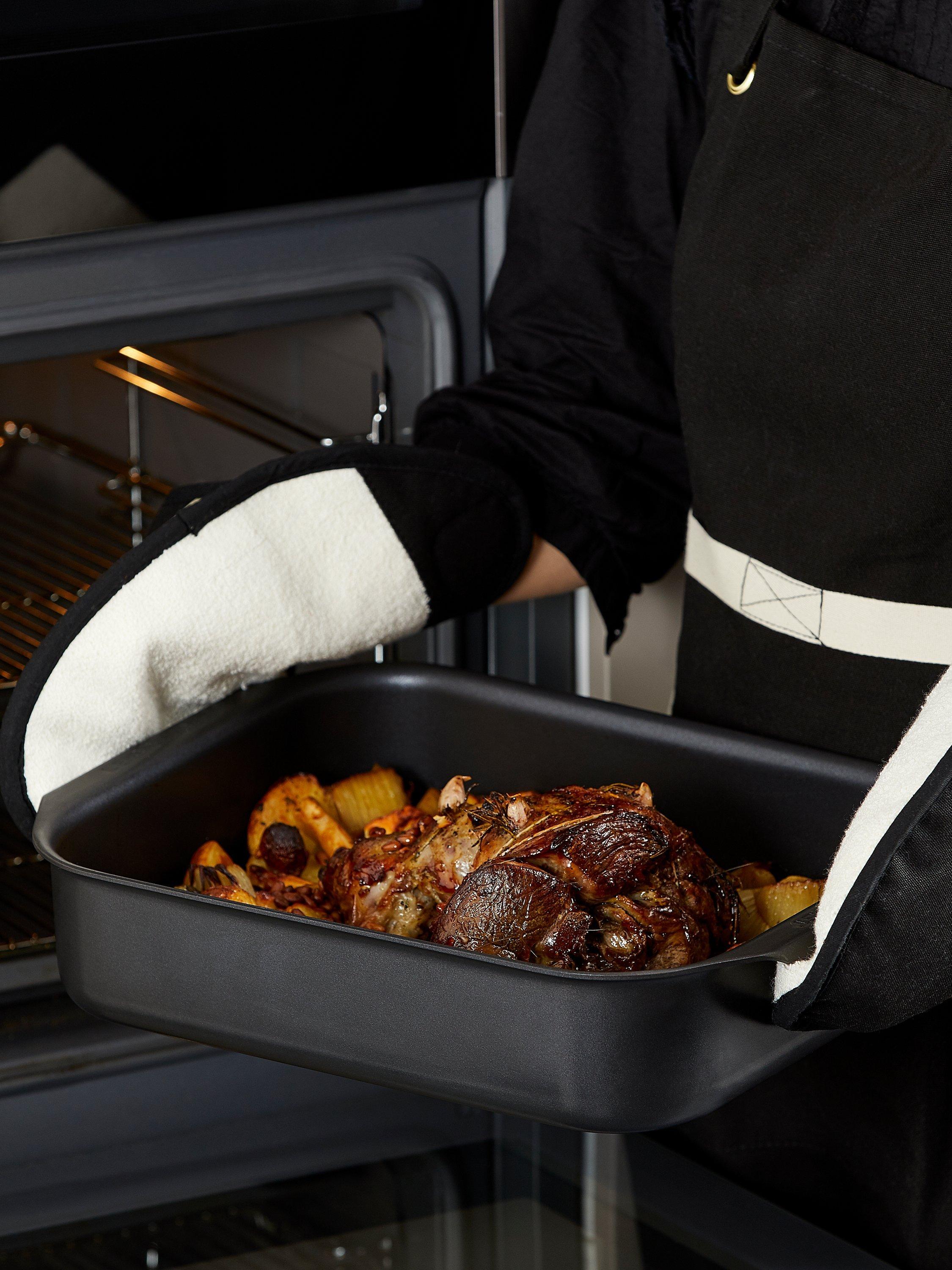 Le Creuset hard anodised aluminium non-stick square roasting tin 22cm, UK version