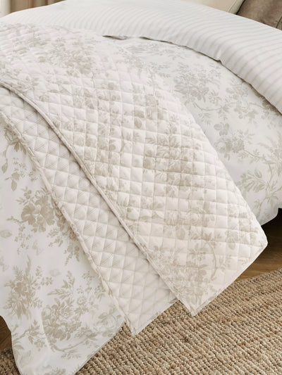 John Lewis Couvre-lit matelassé à imprimé floral avec base en satin de coton et bord passepoilé - Achetez en ligne sur McGrocer