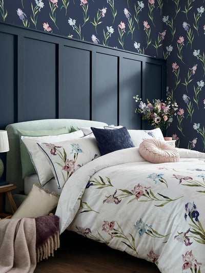 John Lewis Florale Aquarell Tapete mit Iris Muster in Mitternacht Meeresrauschen – Jetzt online bei McGrocer kaufen