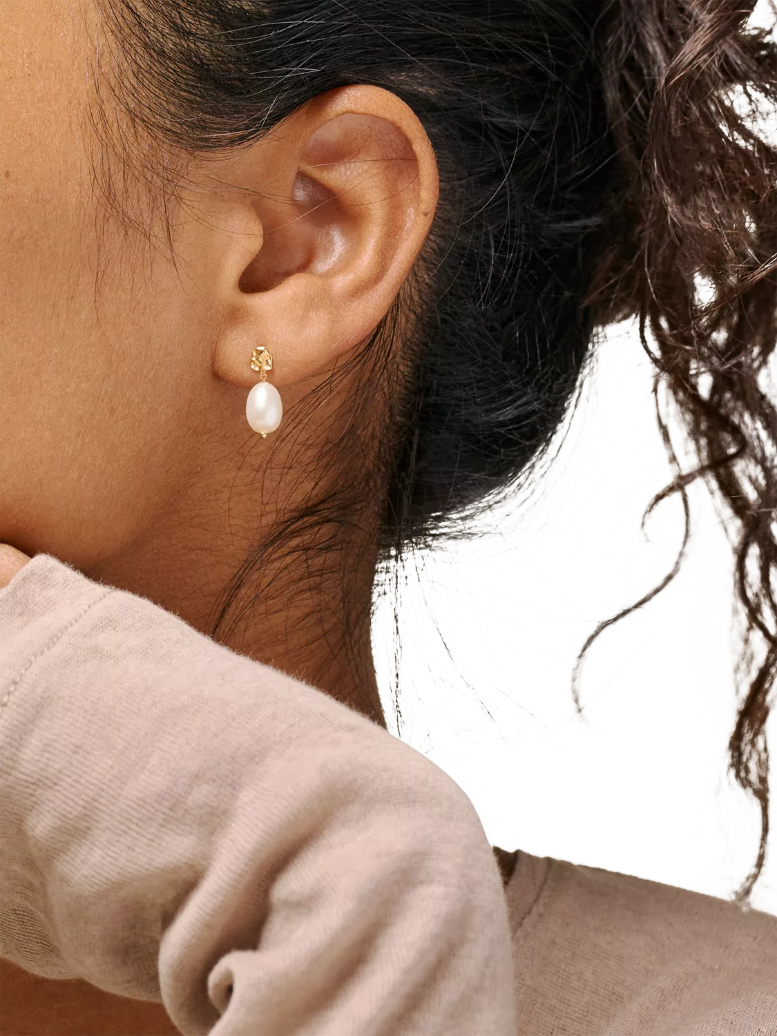 ENAMEL Copenhagen Poe Pearl Stud Earrings 14x6mm - British product