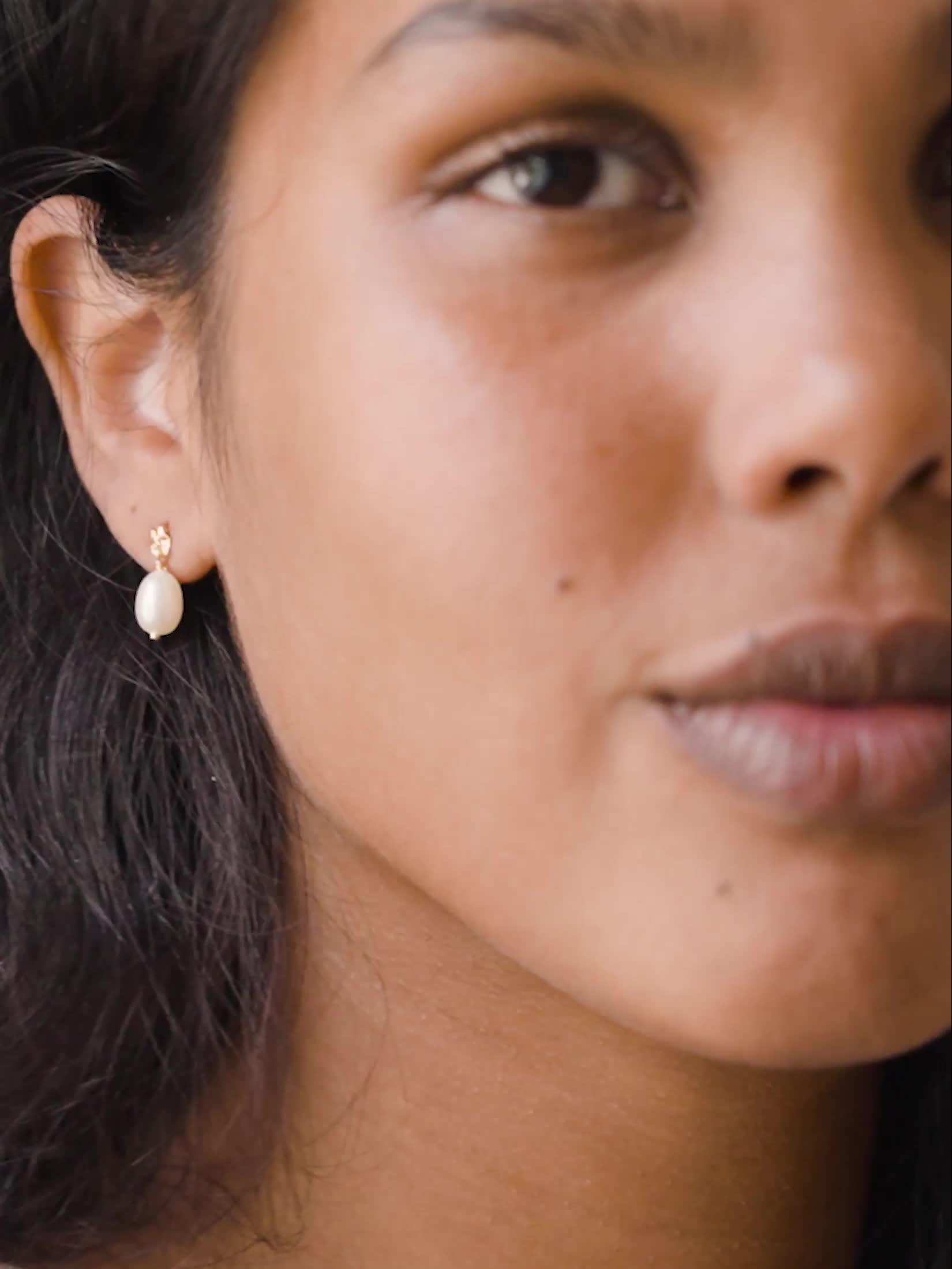 ENAMEL Copenhagen Poe Pearl Stud Earrings 14x6mm - British product