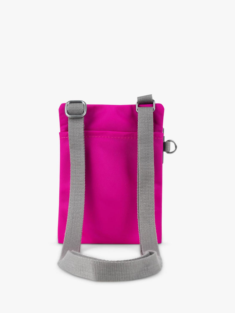 ROKA London Chelsea Umhängetasche aus recyceltem Nylon, importiert aus dem Vereinigten Königreich