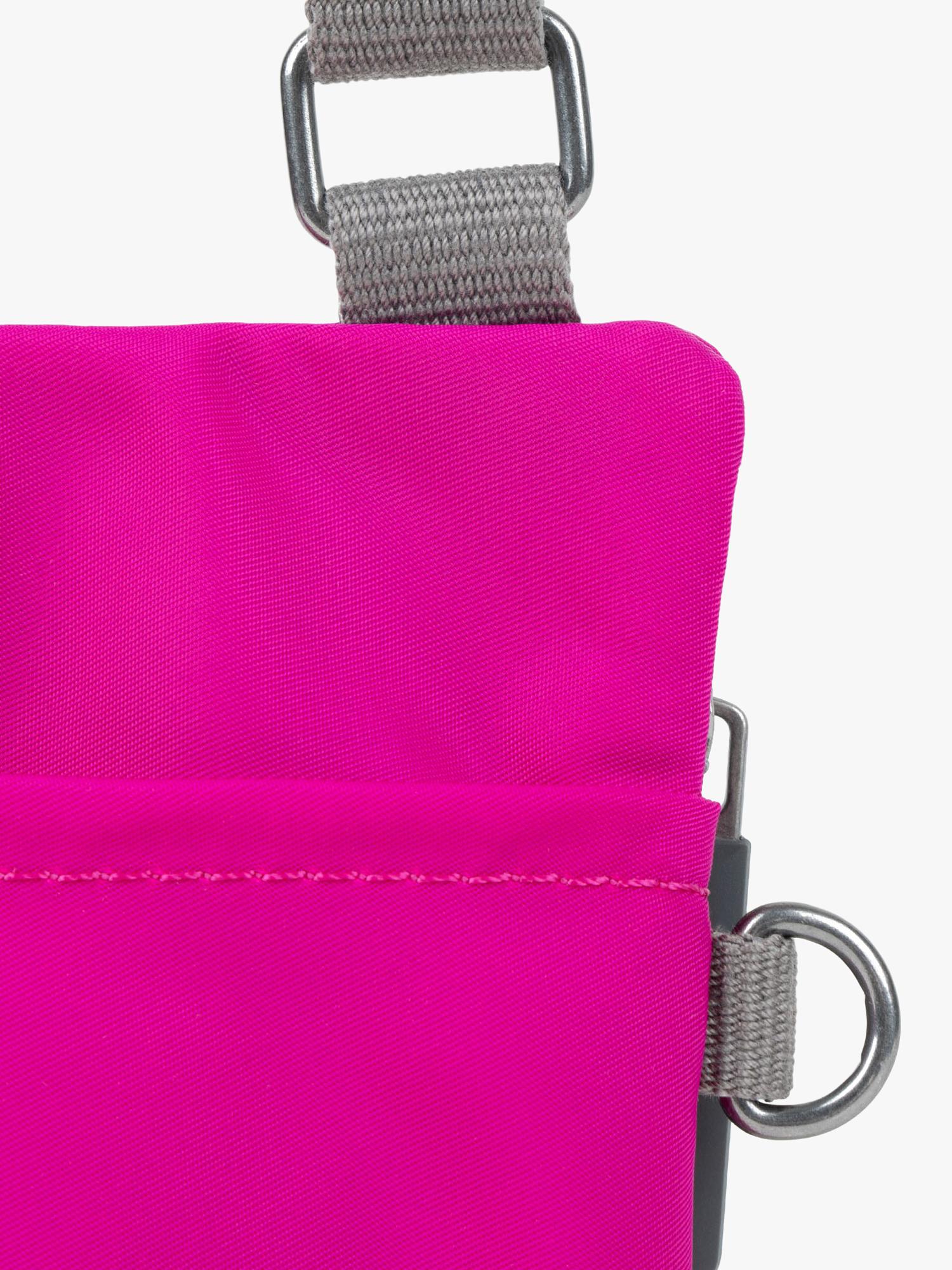 ROKA London Chelsea Umhängetasche aus recyceltem Nylon, importiert aus dem Vereinigten Königreich