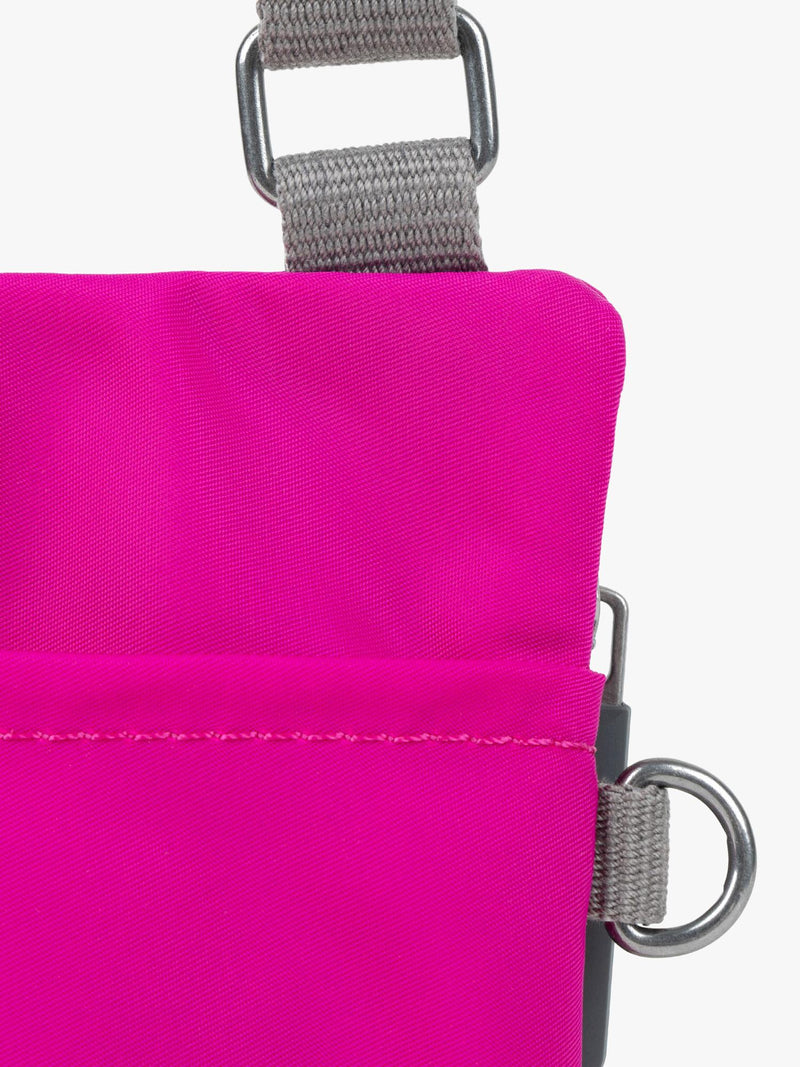 ROKA London Chelsea Umhängetasche aus recyceltem Nylon, importiert aus dem Vereinigten Königreich