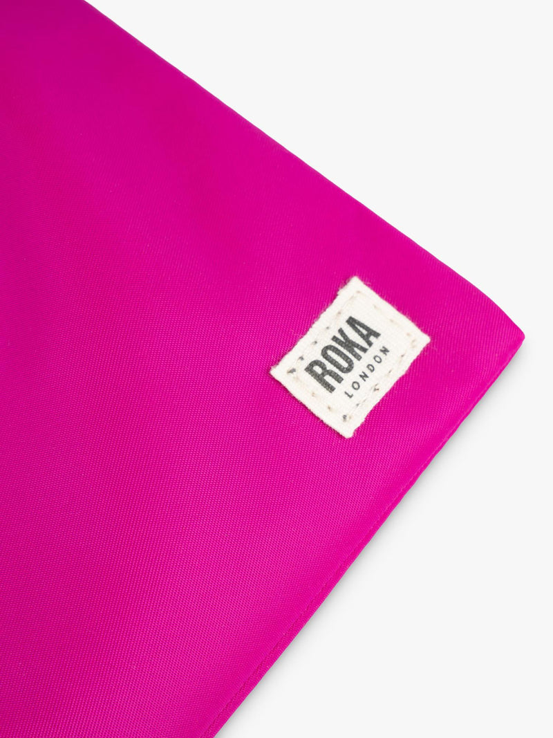 ROKA London Chelsea Umhängetasche aus recyceltem Nylon, importiert aus dem Vereinigten Königreich