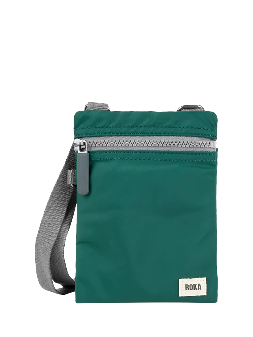 ROKA London Chelsea Umhängetasche aus recyceltem Nylon