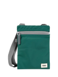 ROKA London Chelsea Umhängetasche aus recyceltem Nylon