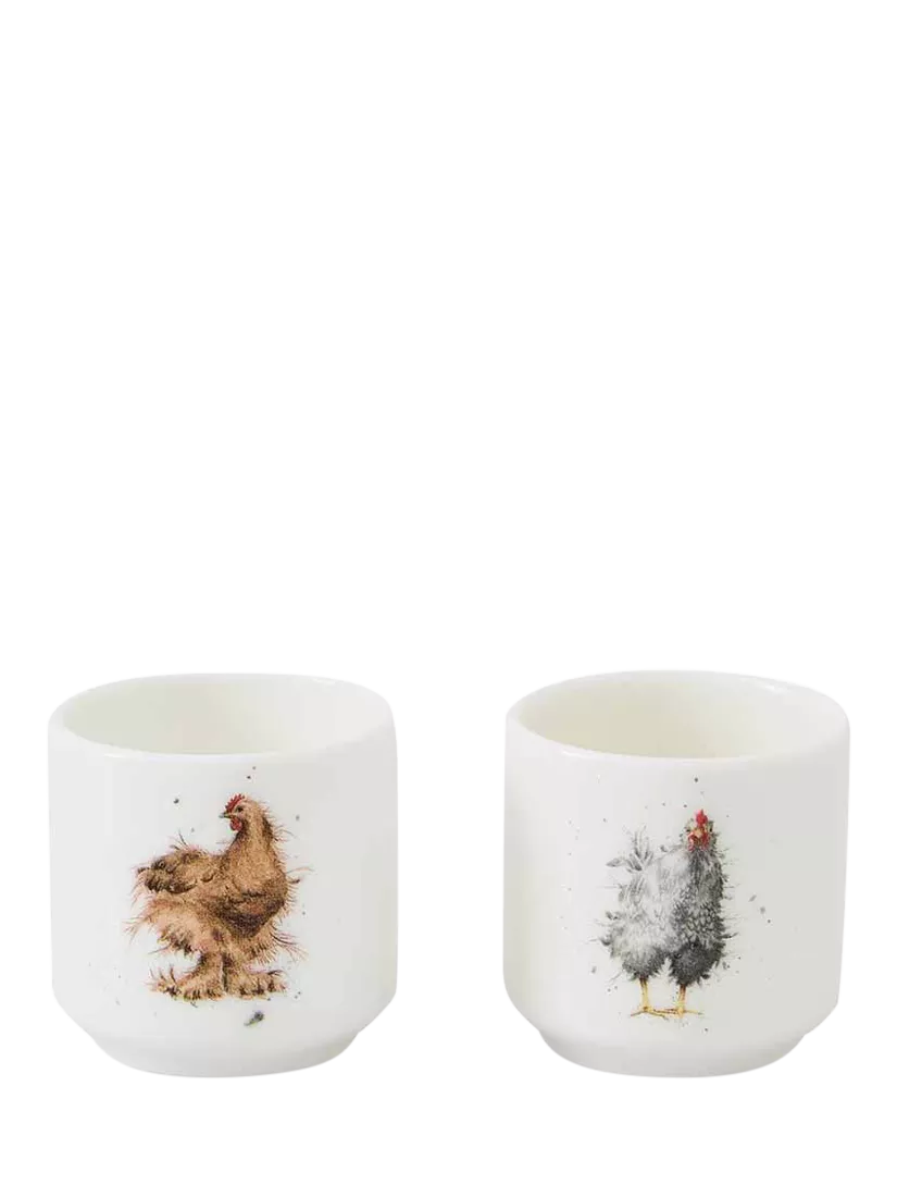 Wrendale Designs eggeglass i fint benporselen, sett med to hvite, fjæraktige kyllingdesign (britisk merke)