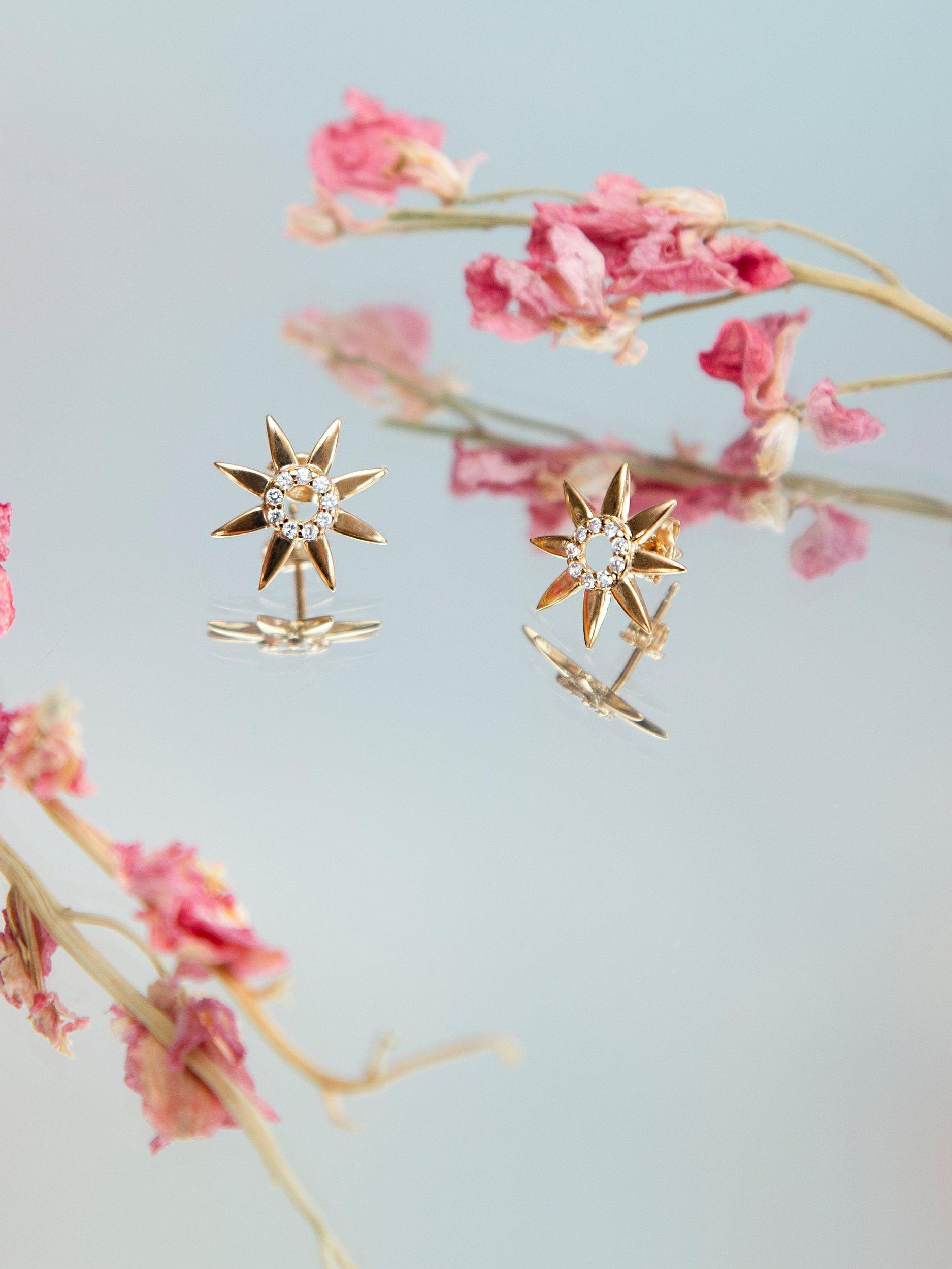 IBB 9ct gold cubic zirconia flower stud earrings, UK version