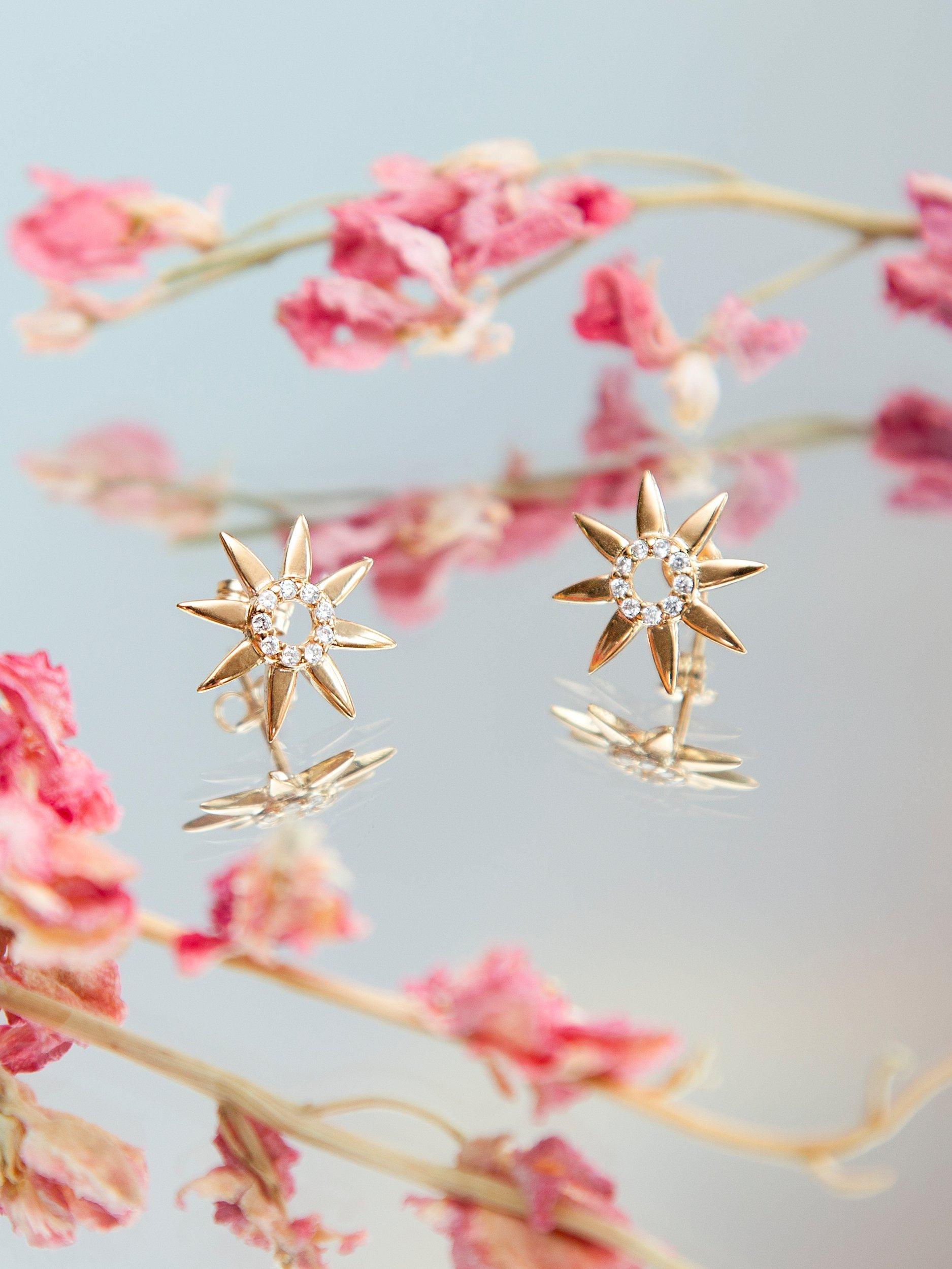 IBB 9ct gold cubic zirconia flower stud earrings, UK version