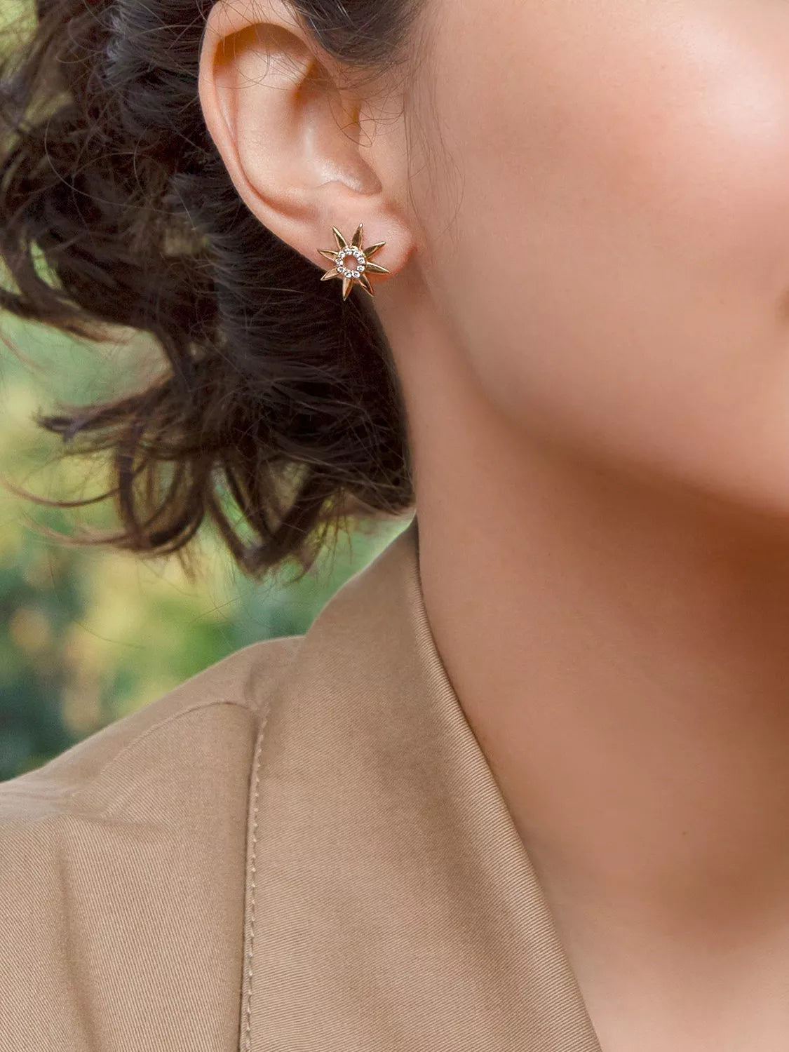 IBB 9ct gold cubic zirconia flower stud earrings, UK version
