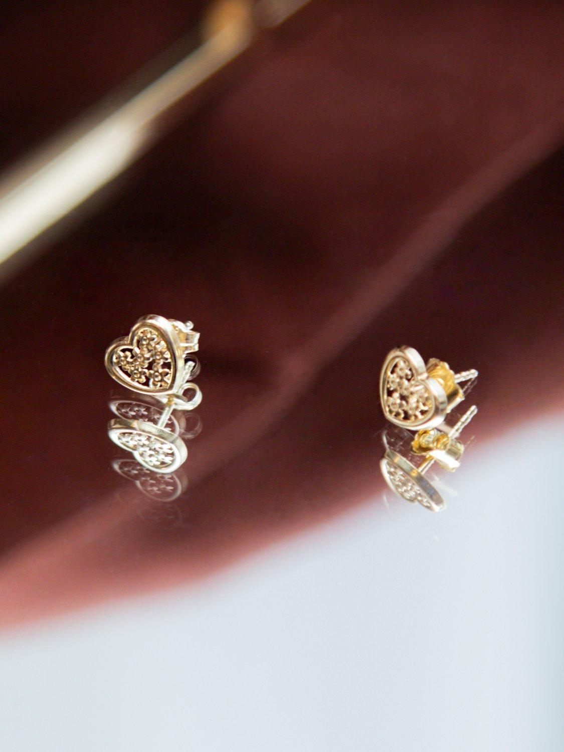 IBB 18ct gold flower heart stud earrings, imported from the UK