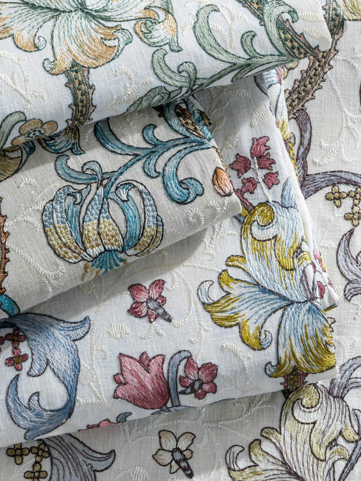 Clarke &amp; Clarke Goldene Lilie bestickter Polsterstoff (britische Marke)