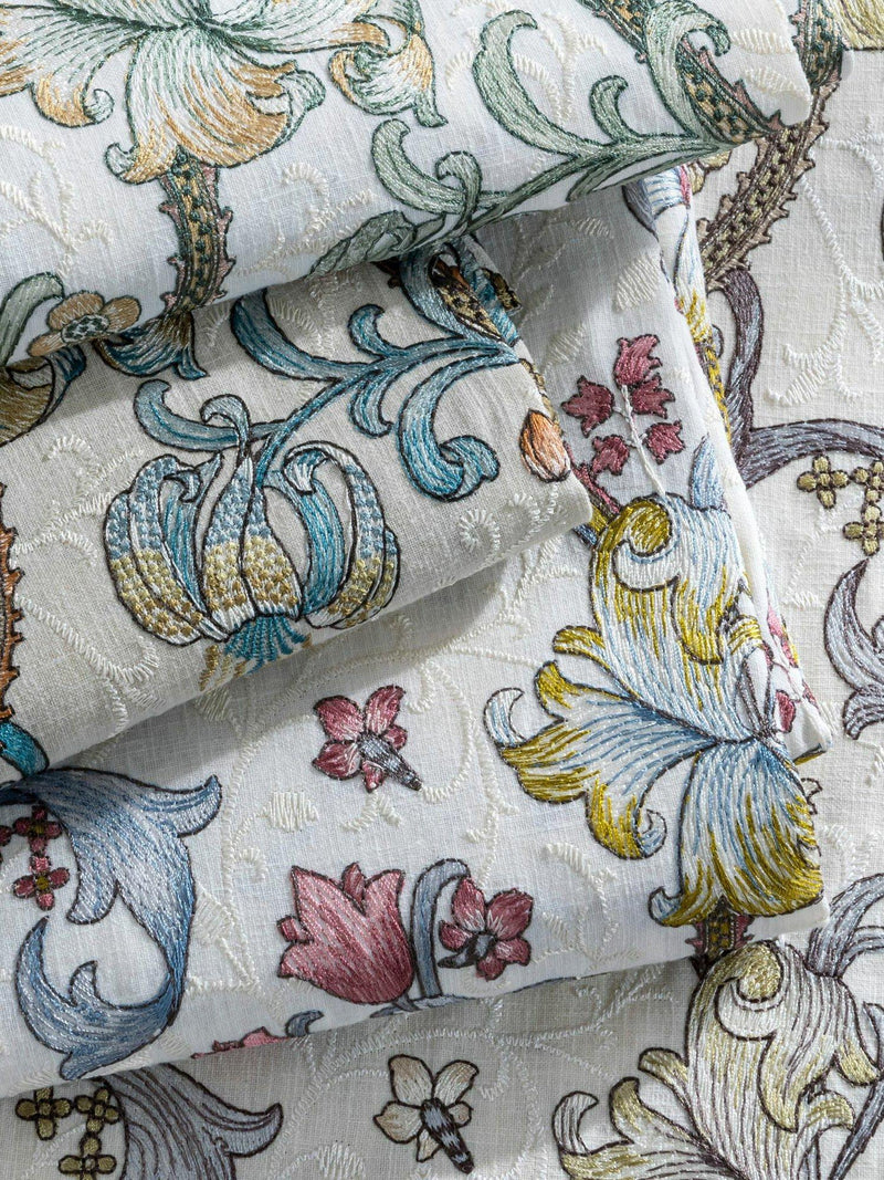 Clarke &amp; Clarke Goldene Lilie bestickter Polsterstoff (britische Marke)