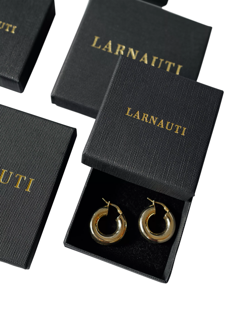 LARNAUTI mother-of-pearl locket with gold plating, UK version