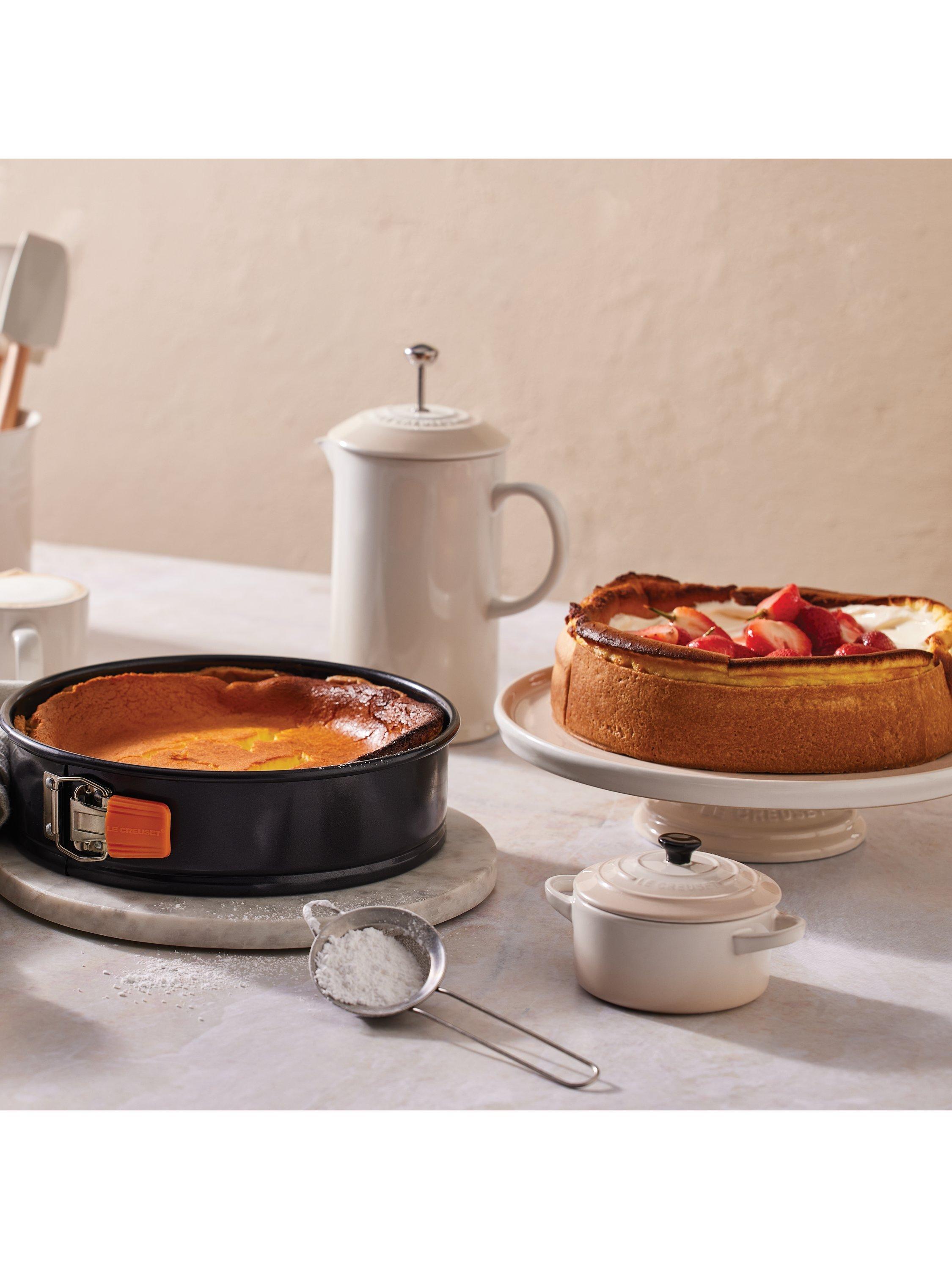 Le Creuset cake stand meringue 30cm, imported from the UK