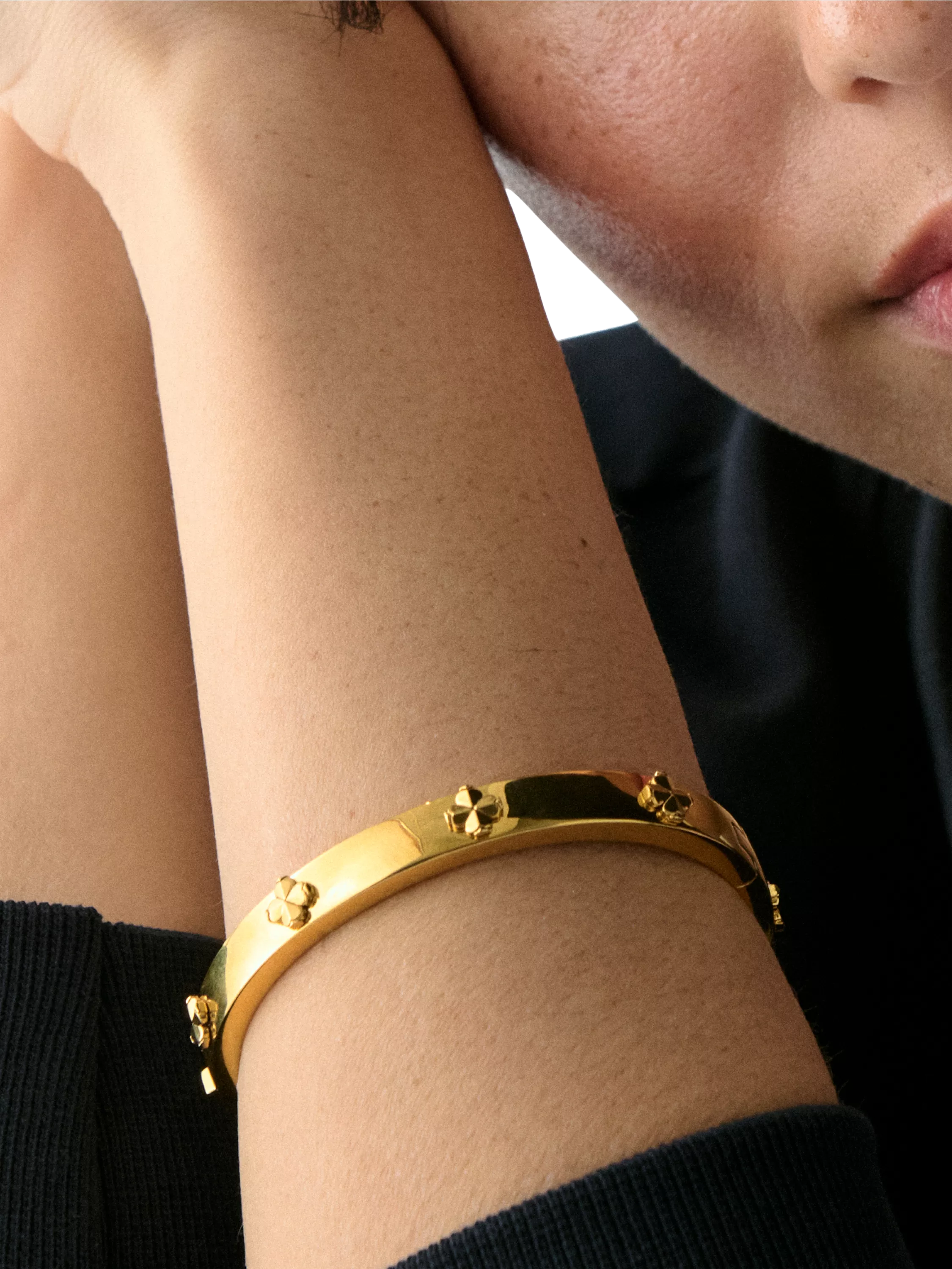 kate spade new york hinged flower bangle gold plated, imported from the UK