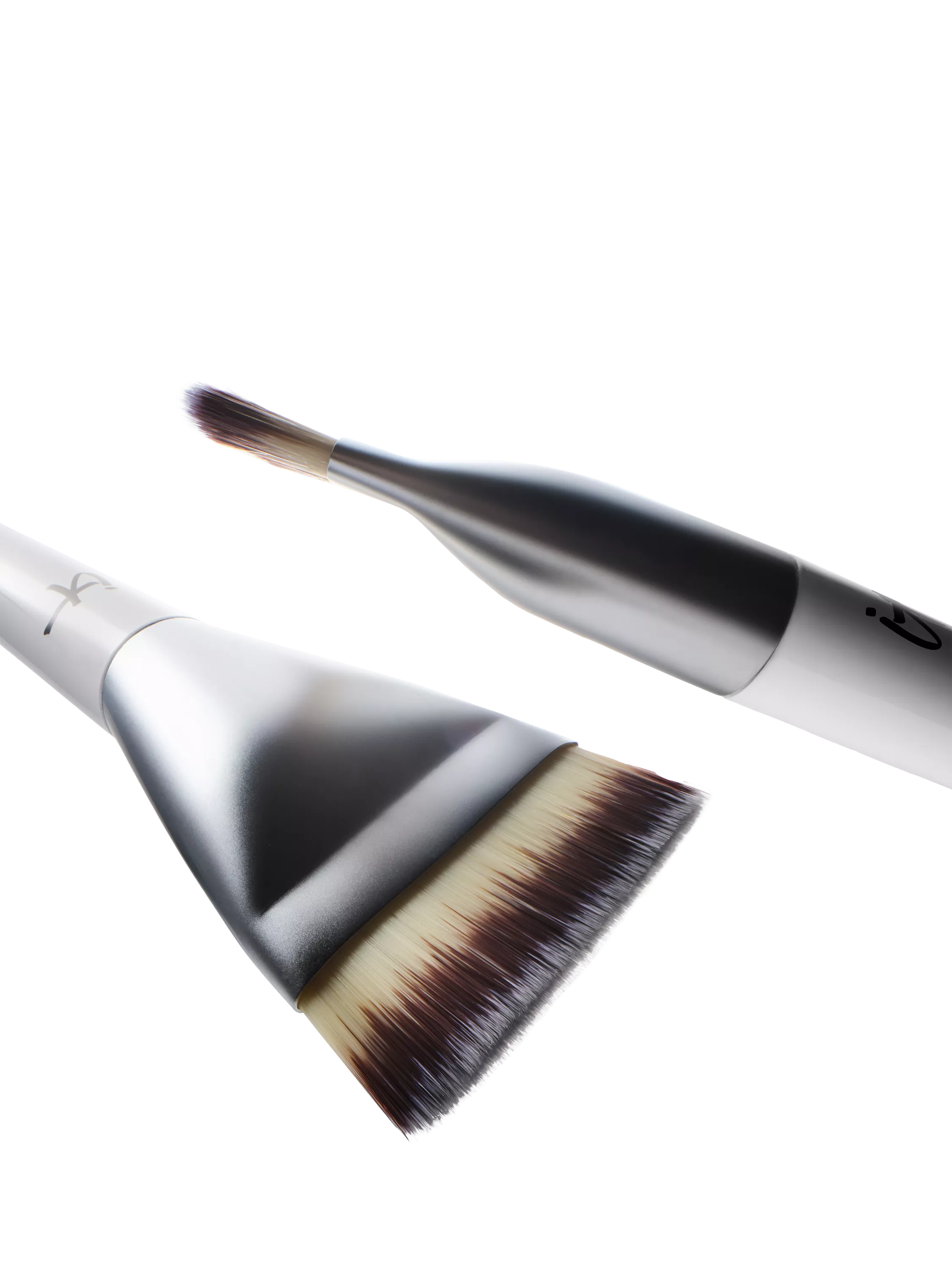 IT Cosmetics Foundation Brush Heavenly Luxe, imported from the UK