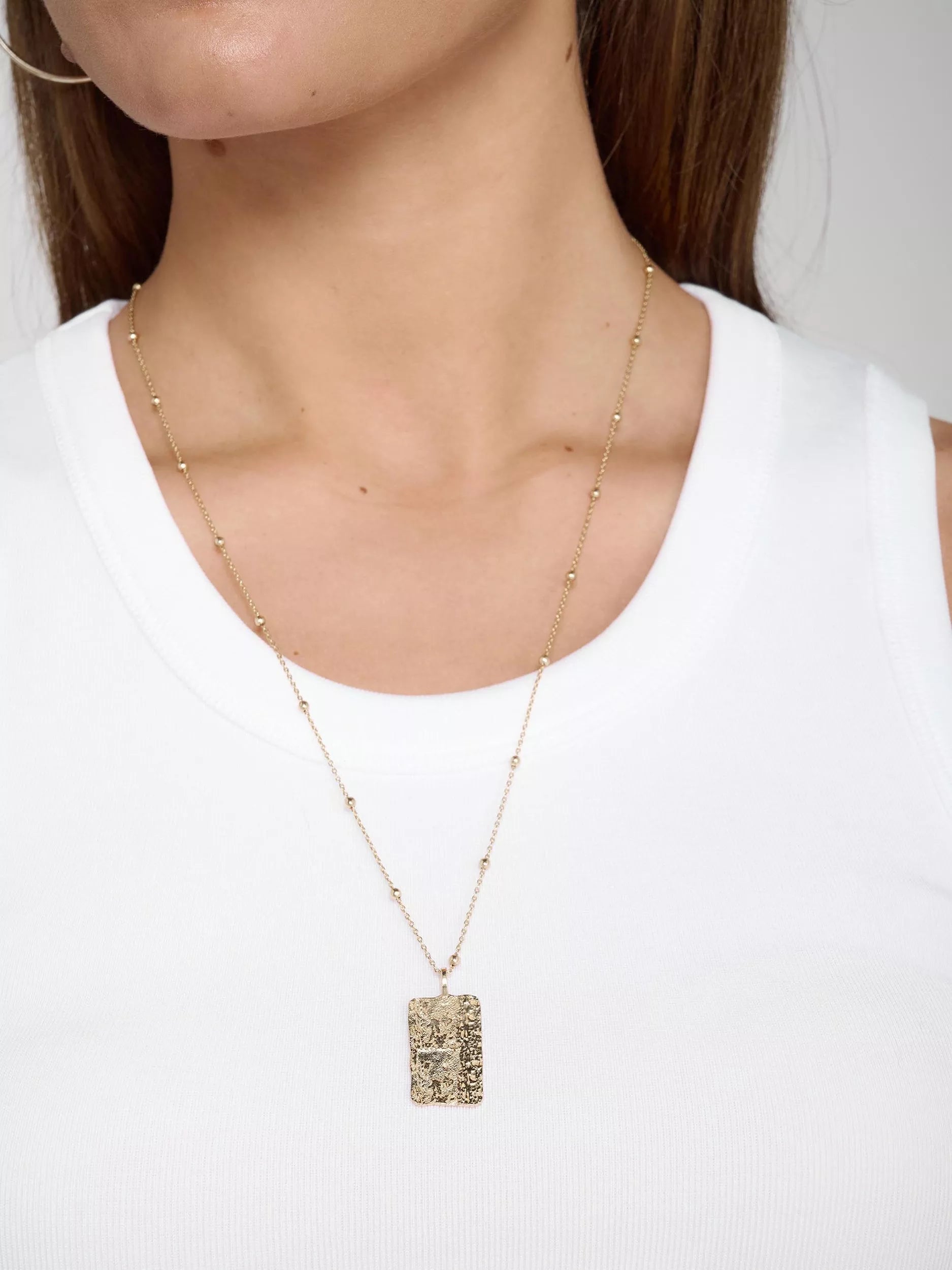 Tutti textured pendant necklace in gold, UK version