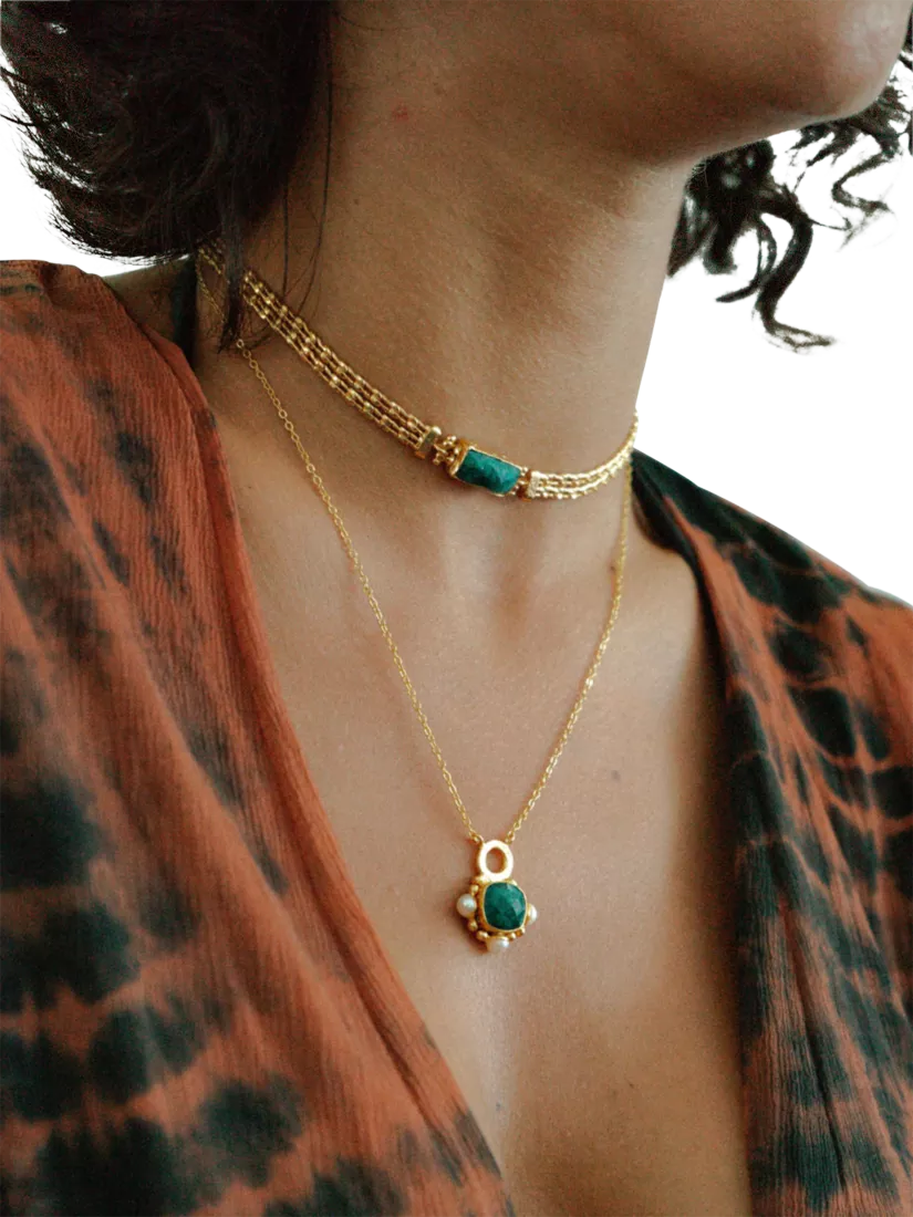 Ottoman Hands Esther emerald pendant necklace gold, UK version