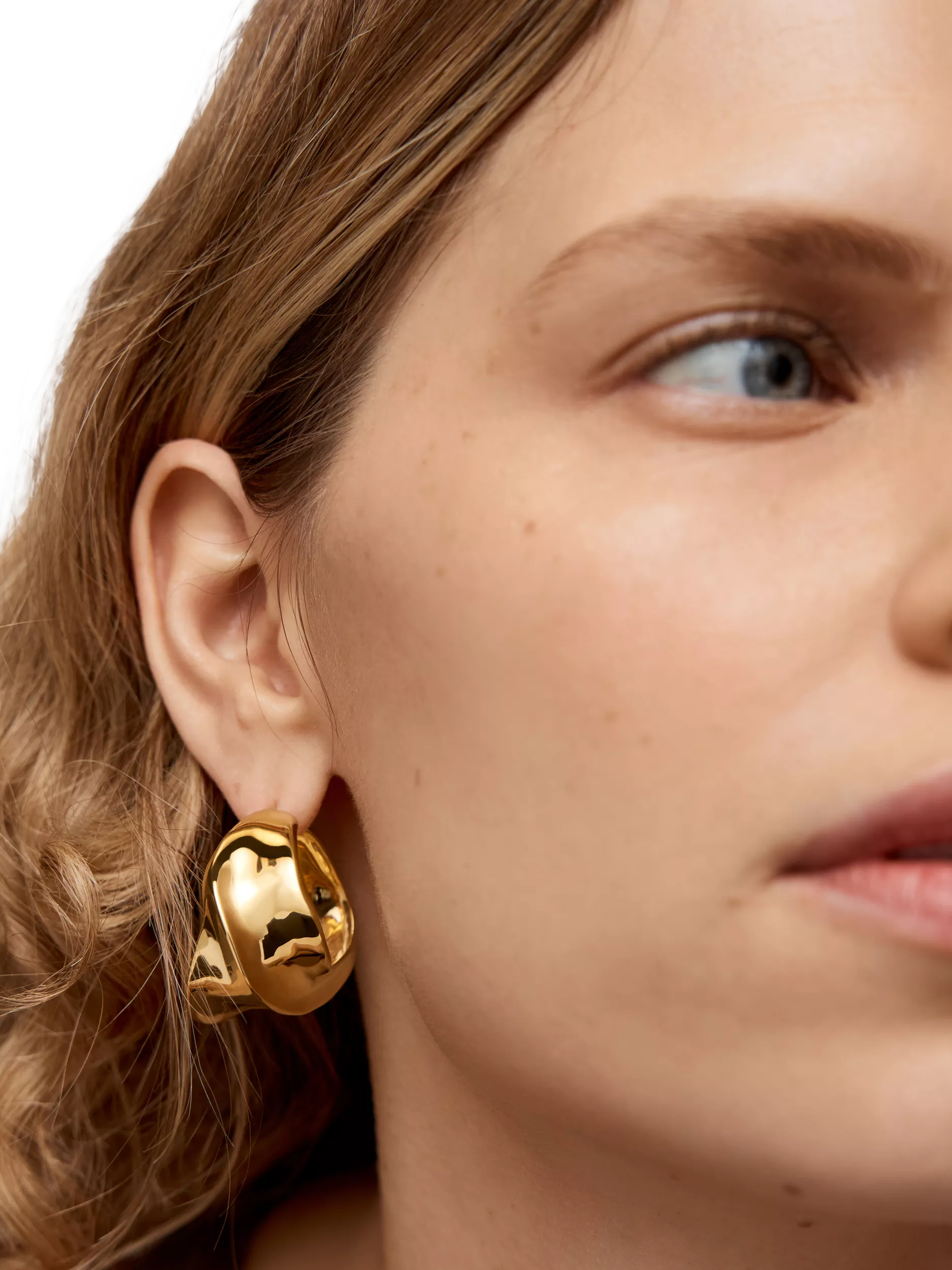 Monica Vinader Nomad Bold Medium Hoop Earrings in gold, UK version