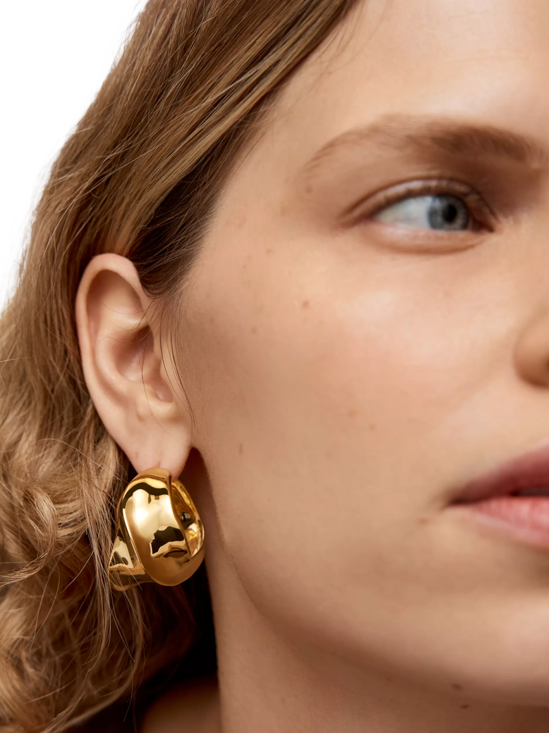 Monica Vinader Nomad Bold Medium Hoop Earrings in gold, UK version