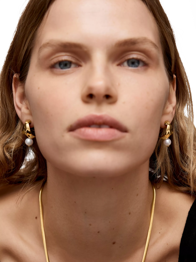 Monica Vinader Small Nomade Pearl earrings gold (British brand)