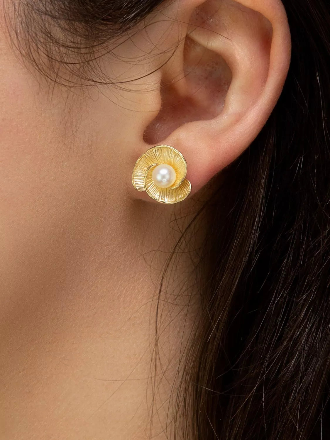 IBB 9ct yellow gold freshwater pearl flower stud earrings, imported from the UK
