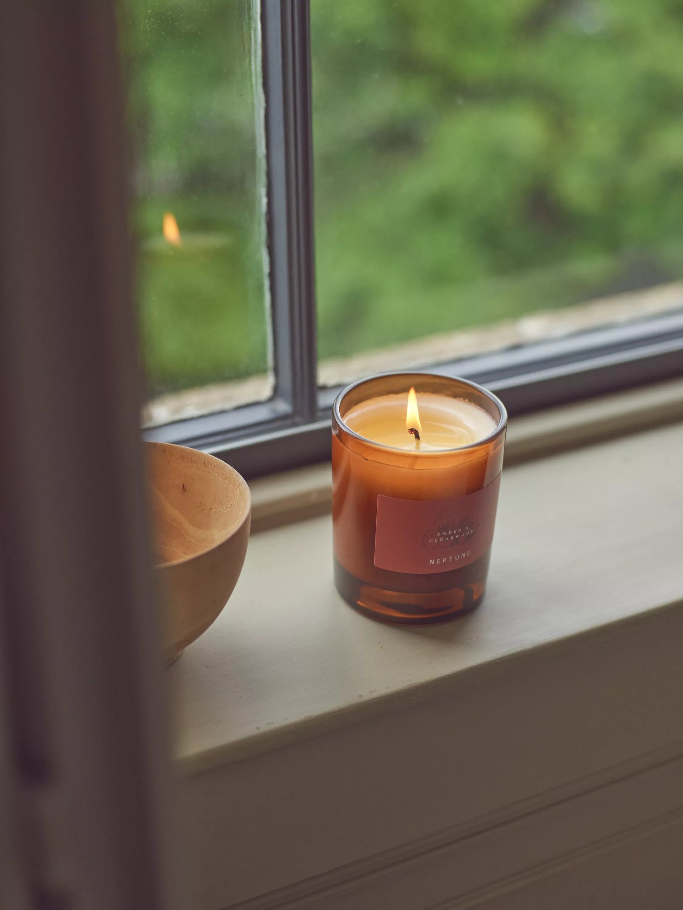 Neptune scented candle Amber & Cedarwood 560g, UK version