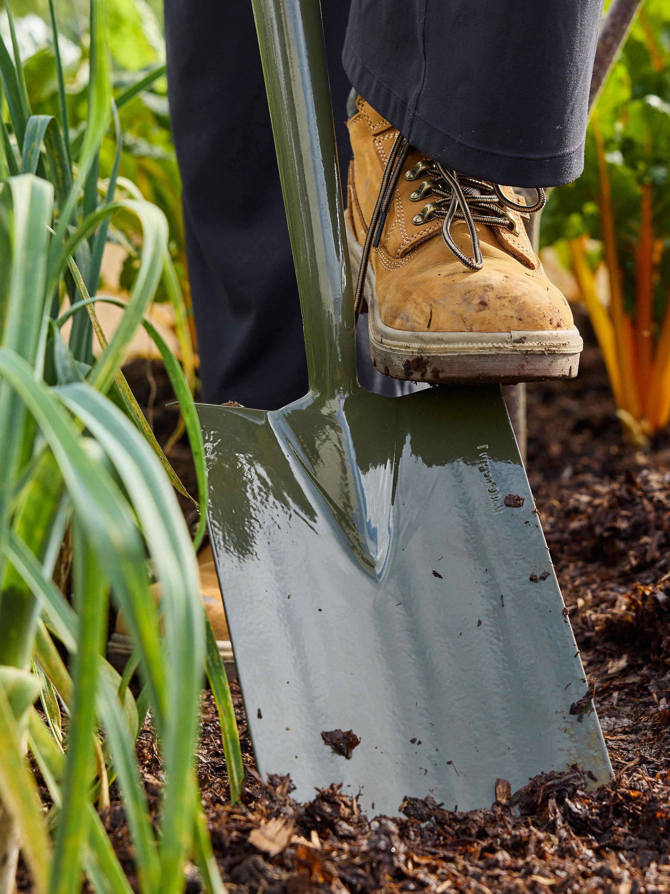 Burgon & Ball BoronGreen digging spade green, imported from the UK