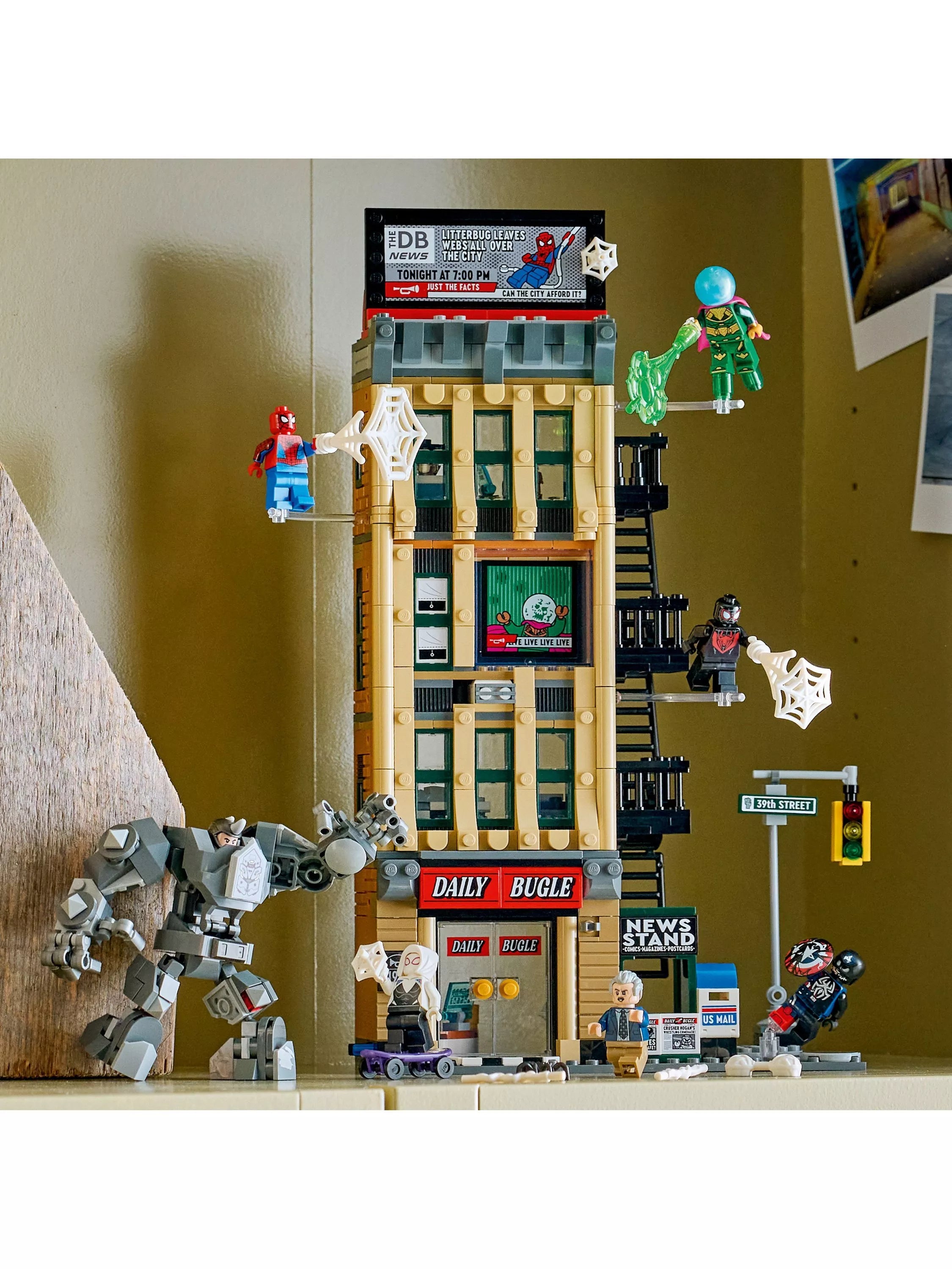 LEGO Marvel Daily Bugle building toy with minifigures - British product